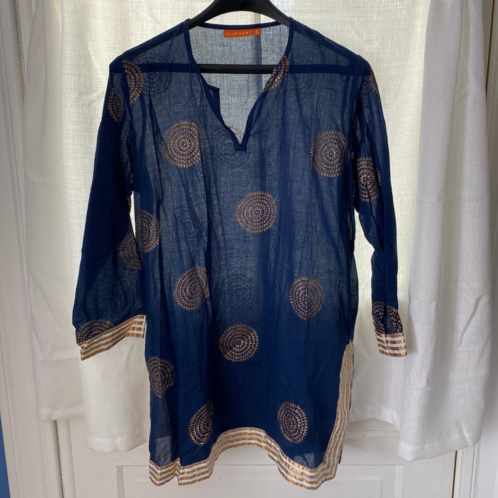 💙Beautiful Oliphant navy tunic with gold pattern